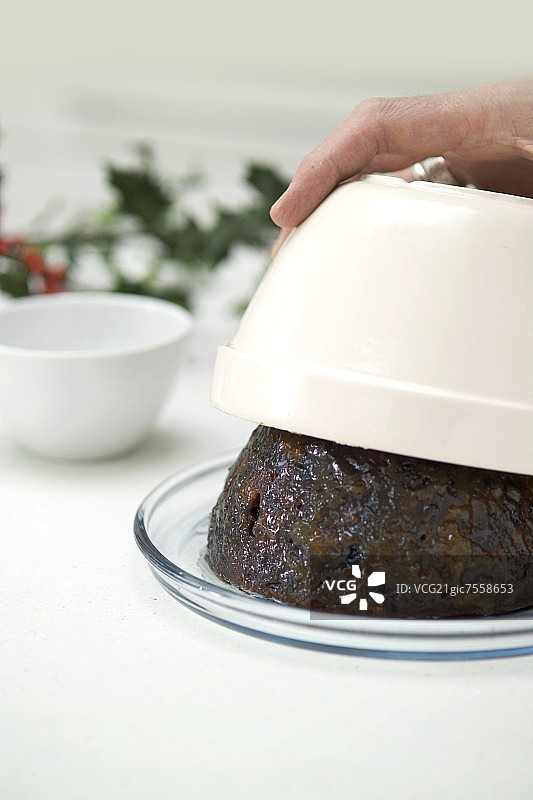 将圣诞布丁从碗中取出图片素材