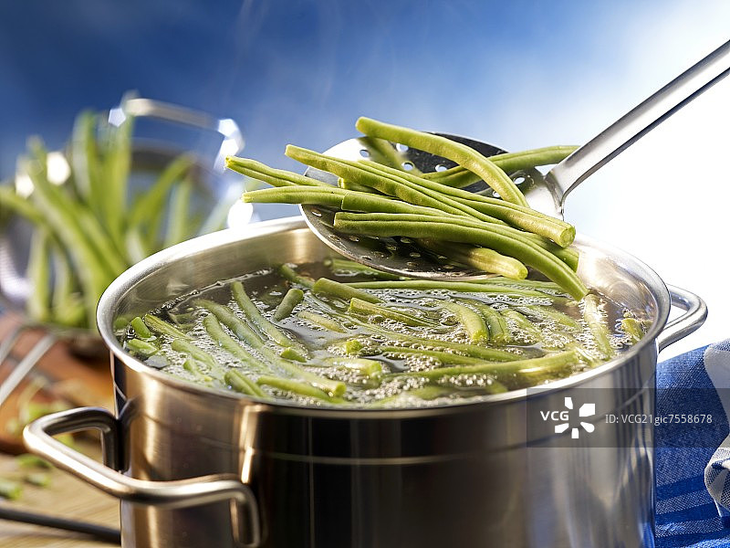 将绿豆加入沸水中图片素材
