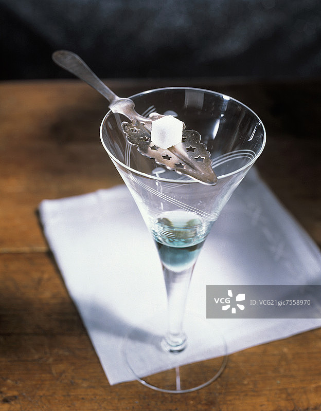 苦艾酒与方糖和苦艾酒勺图片素材