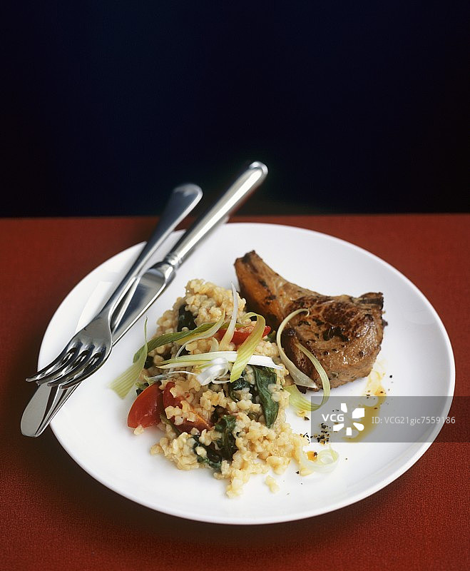 羊排配保加麦烩饭图片素材