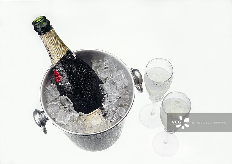 冰桶中的酩悦香槟及两杯满杯酒图片素材
