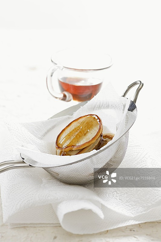 淋有枫糖浆的香蕉蛋糕图片素材