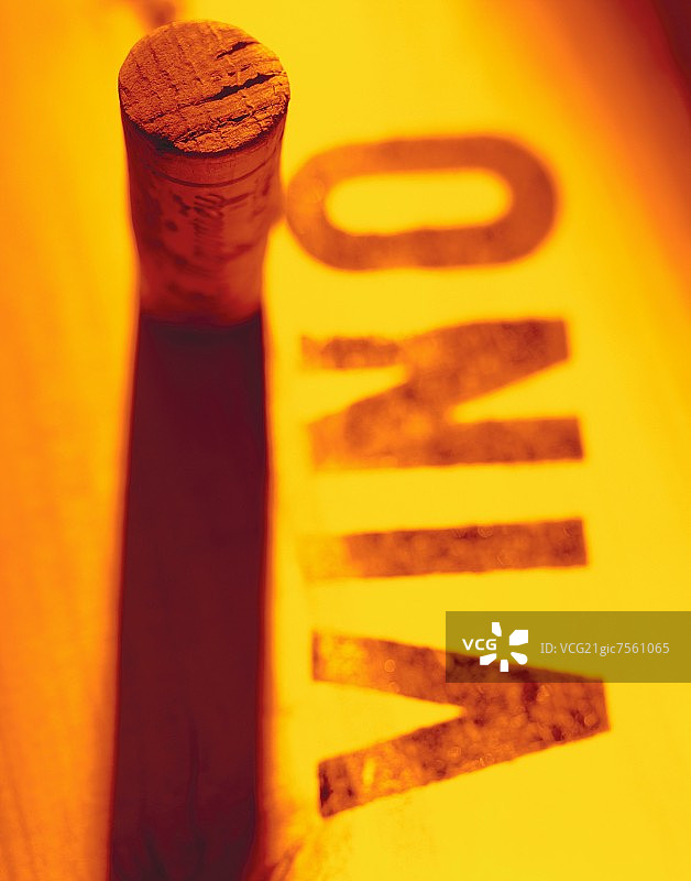 木箱上的VINO葡萄酒瓶塞图片素材