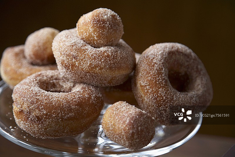 糖渍甜甜圈和甜甜圈孔图片素材