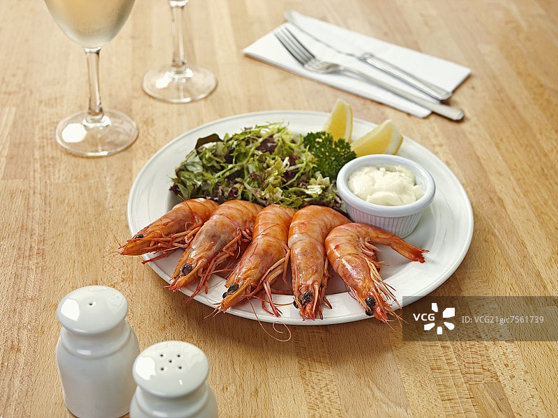 配蒜蓉蘸酱和沙拉的整虾图片素材