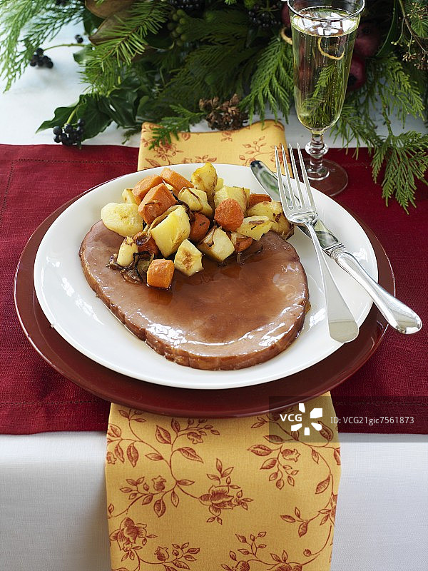 圣诞蜜汁火腿配蔬菜切片图片素材