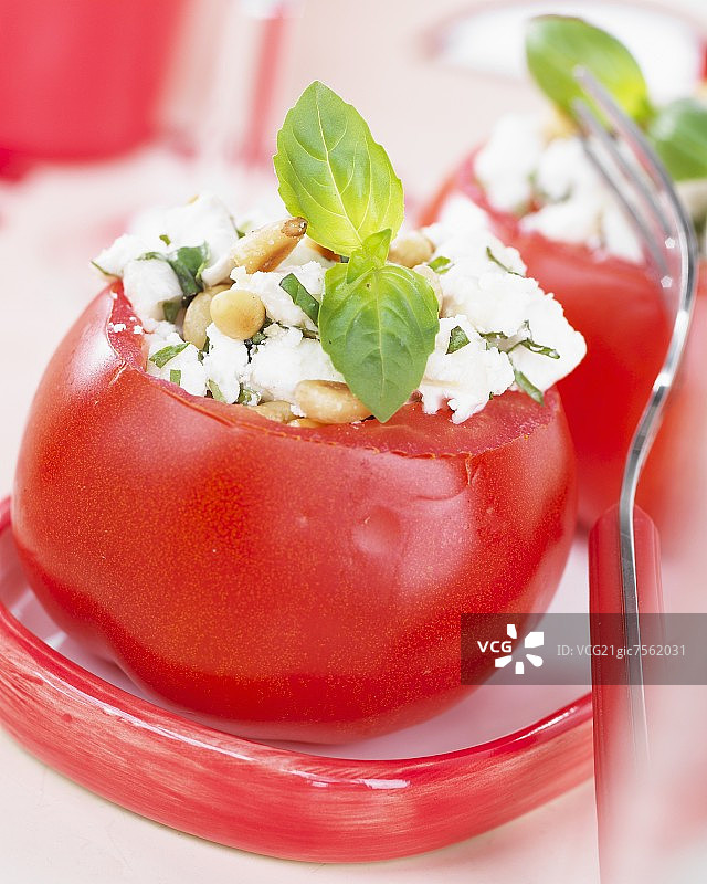 酿入菲达奶酪、松子和罗勒的番茄图片素材