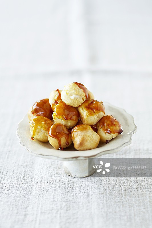 焦糖酱香草泡芙图片素材