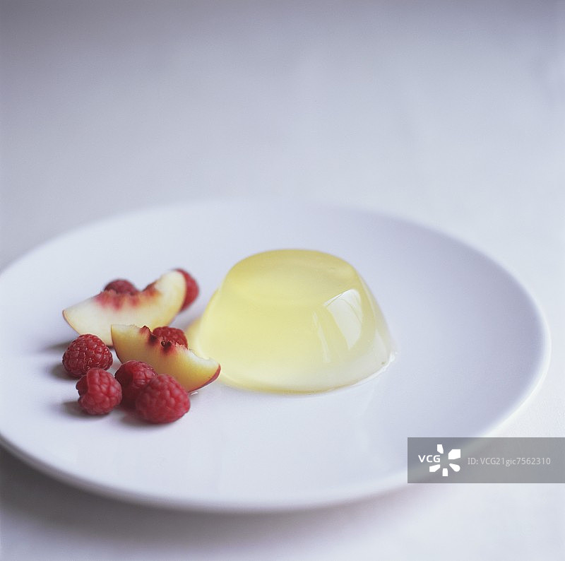 油桃果冻配新鲜油桃片和覆盆子图片素材