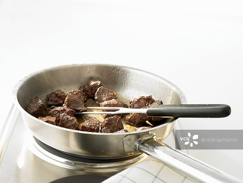 准备红烧牛脸颊（煎炒肉块）图片素材