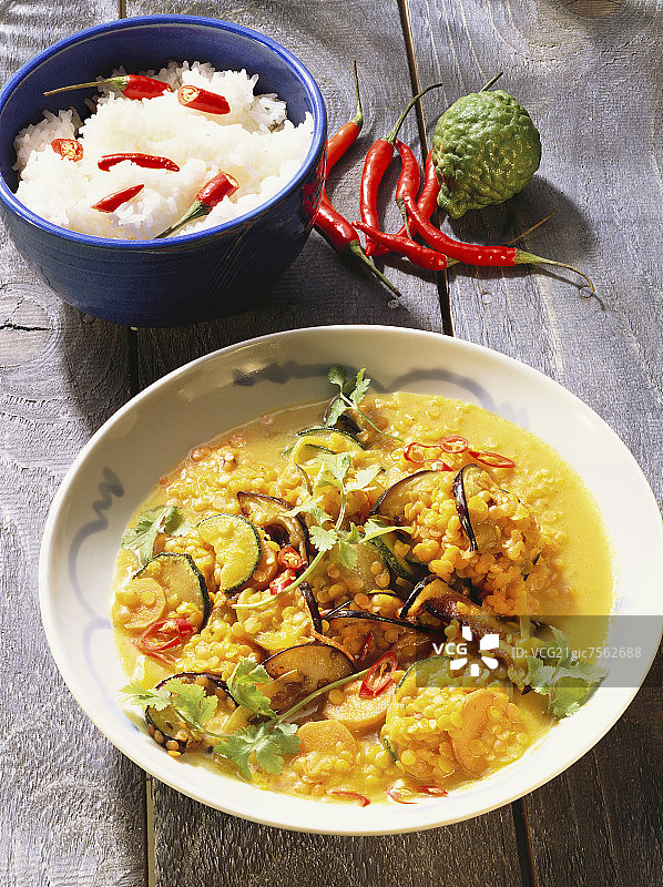 扁豆咖喱配蔬菜图片素材