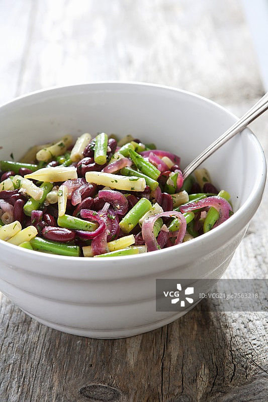 配勺子的三豆沙拉碗图片素材