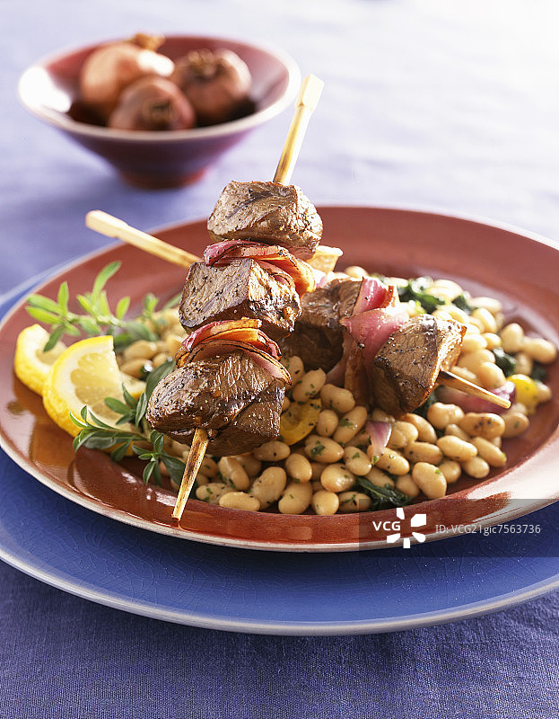 搭配白豆沙拉的牛肉烤串图片素材