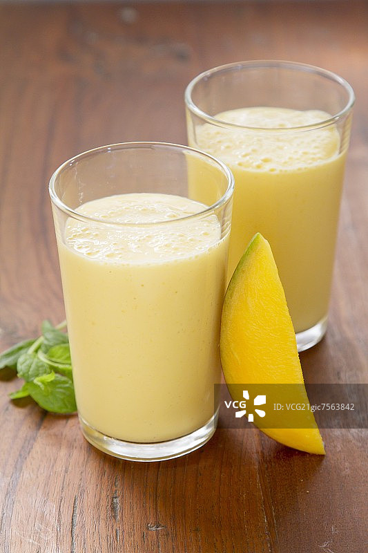 两杯芒果拉昔图片素材