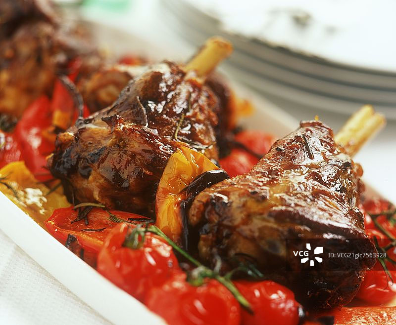 贝内文托风味烤羊腿配番茄和辣椒图片素材