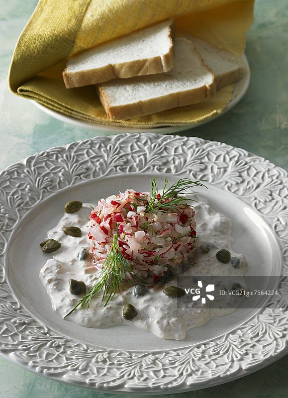 金枪鱼和刺山柑酱汁中的红萝卜鞑靼图片素材