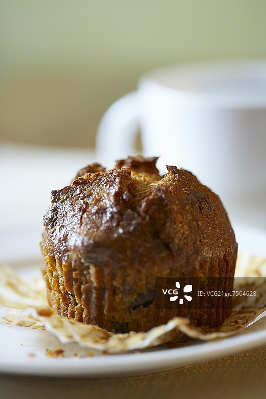 去除包装纸的麸皮葡萄干松饼图片素材