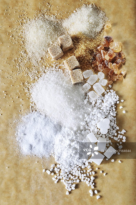 装有各种糖的复古勺子图片素材