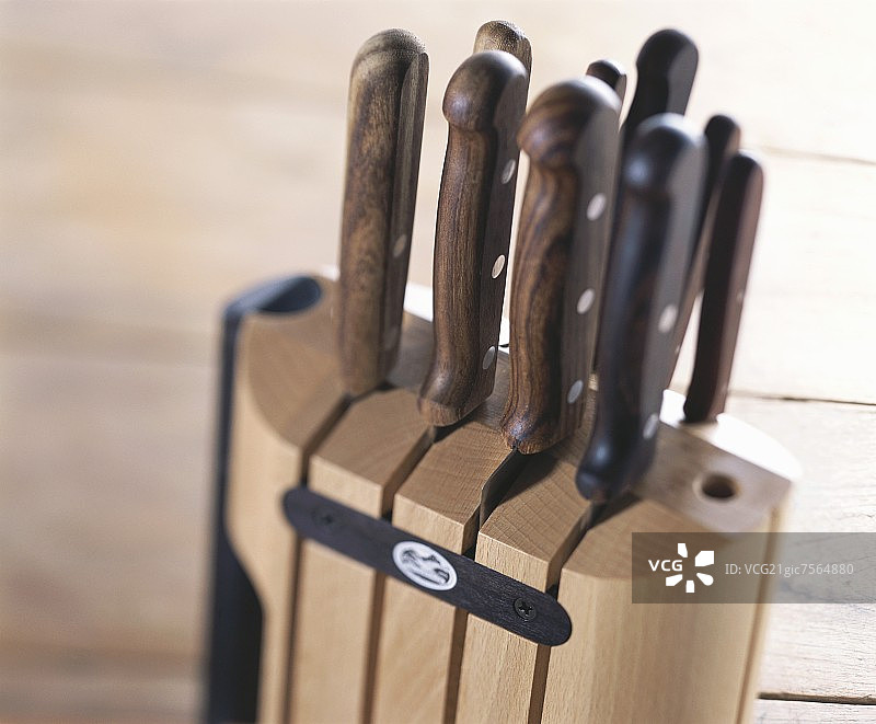 带有各种厨房刀具的木制刀架图片素材