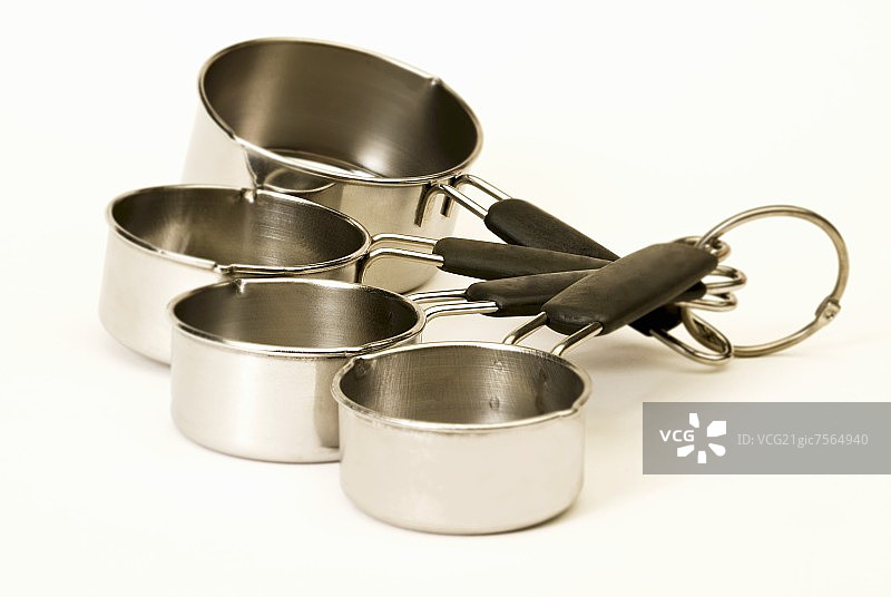 金属量杯集合：白色背景图片素材