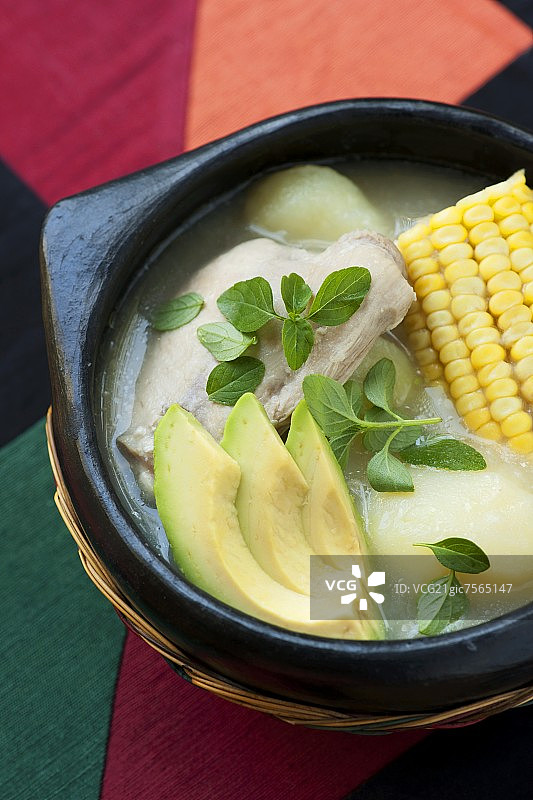 哥伦比亚风味鸡肉牛油果汤图片素材