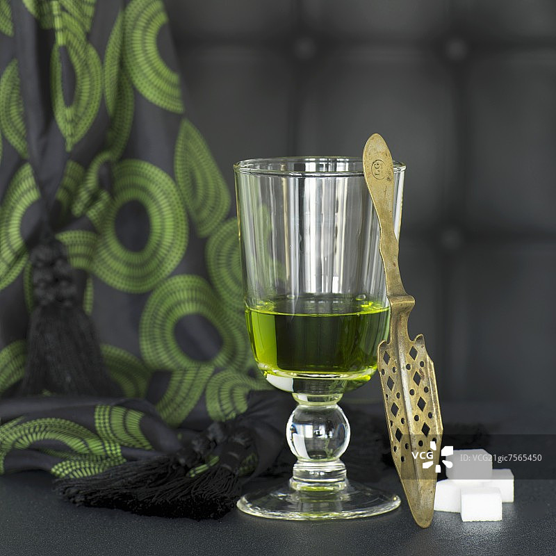 苦艾酒杯、勺子和糖块图片素材