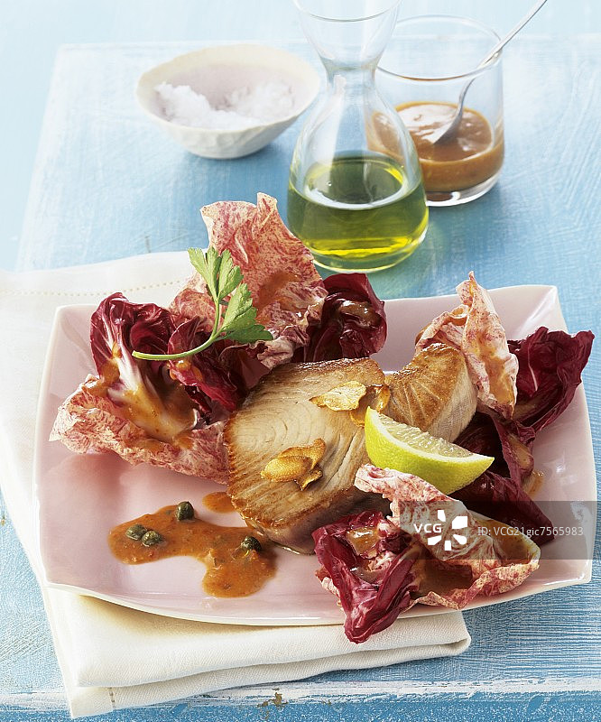 金枪鱼牛排配红白菊苣沙拉图片素材