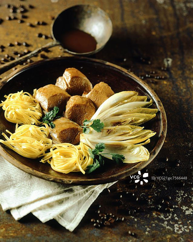 嫩煎里脊牛排配以红烧菊苣和肉汁图片素材