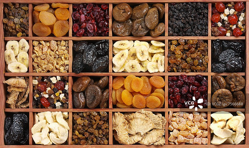 装在排字盒里的果干图片素材