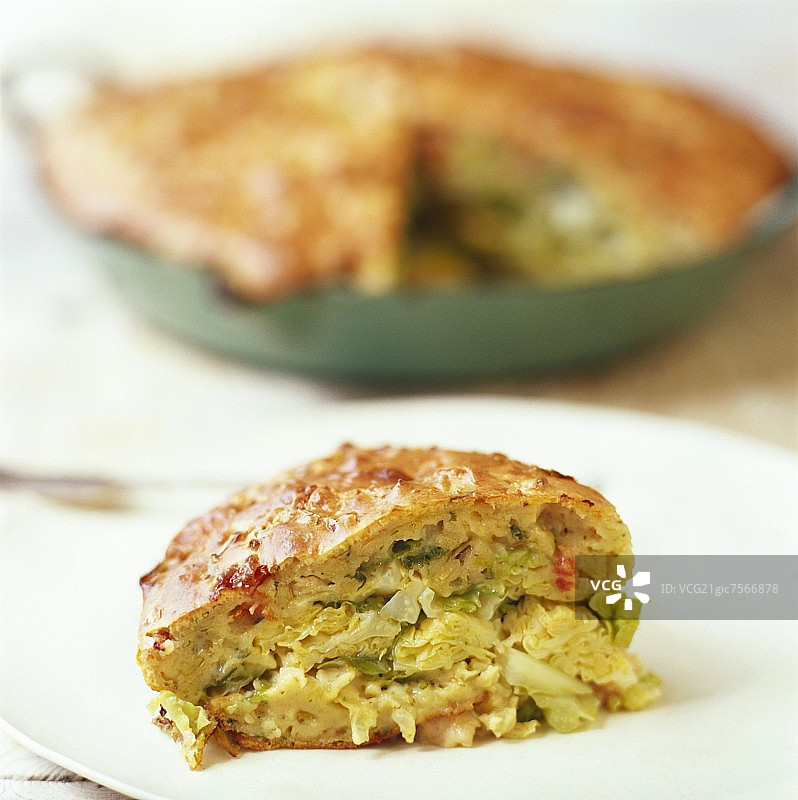 萨伏伊卷心菜派切片。图片素材