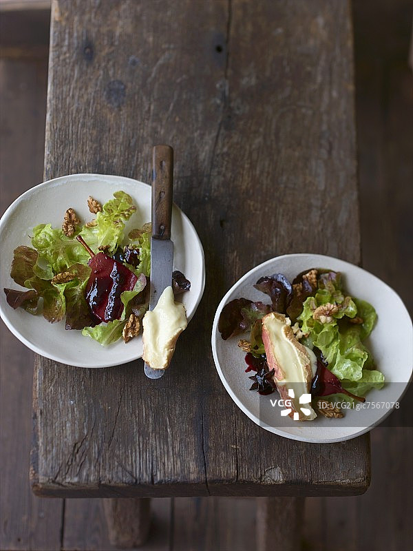 两盘橡叶生菜红酒梨和埃波伊斯奶酪图片素材