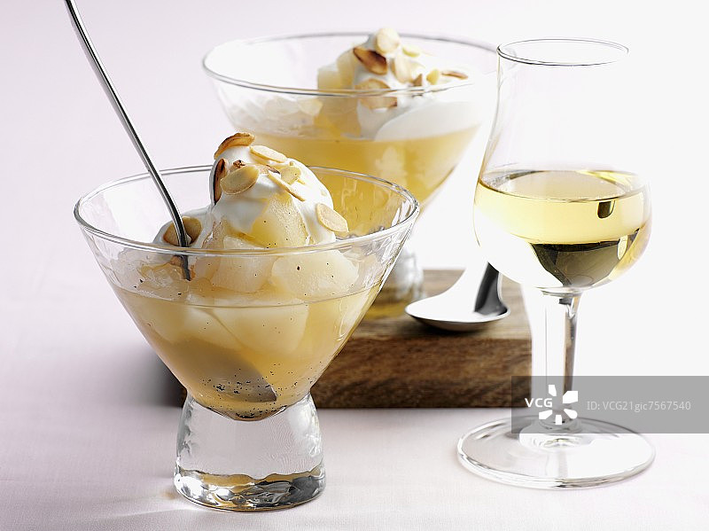 梨子蜜饯配冰淇淋和杏仁片图片素材