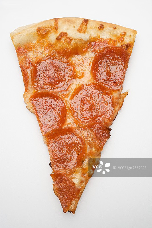 一片意大利辣香肠披萨（俯视图）图片素材