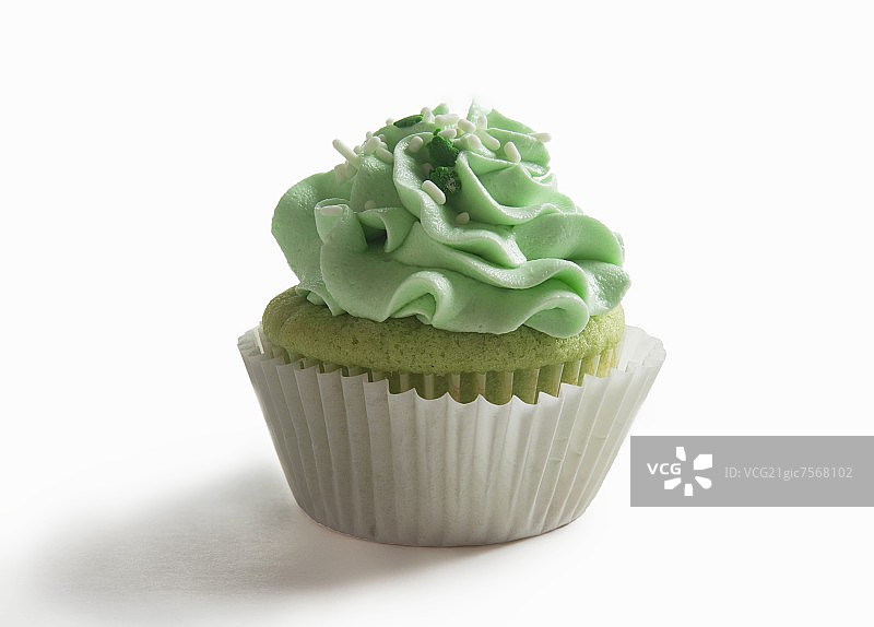 绿色纸杯蛋糕与绿色糖霜和糖屑图片素材