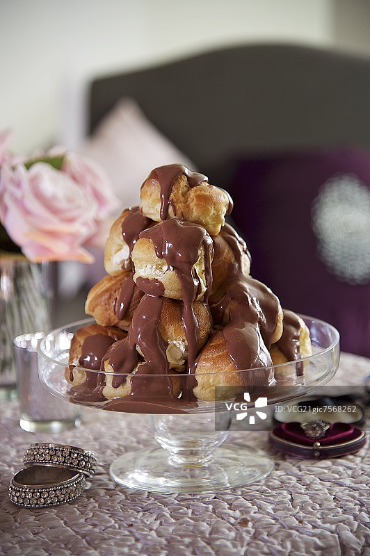 巧克力酱泡芙图片素材