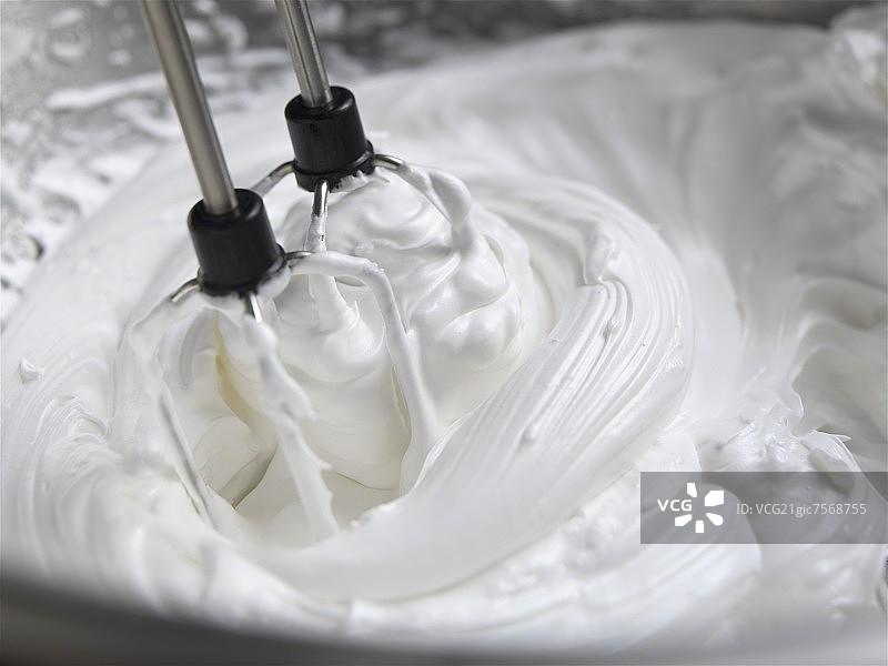 用电动搅拌器搅打蛋白图片素材