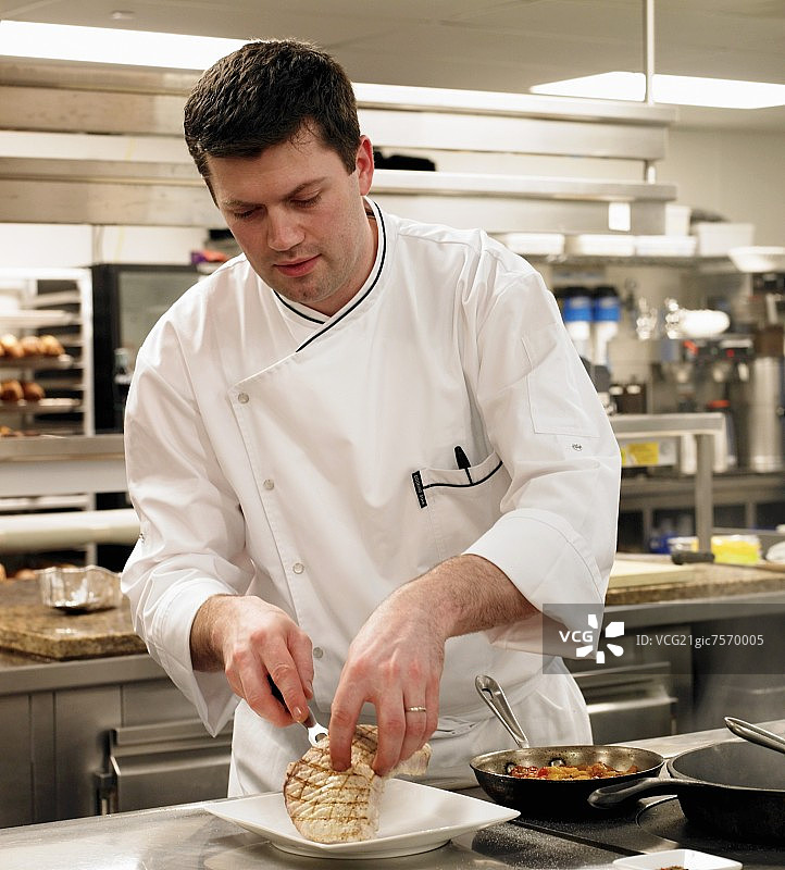 厨师准备烤箭鱼图片素材