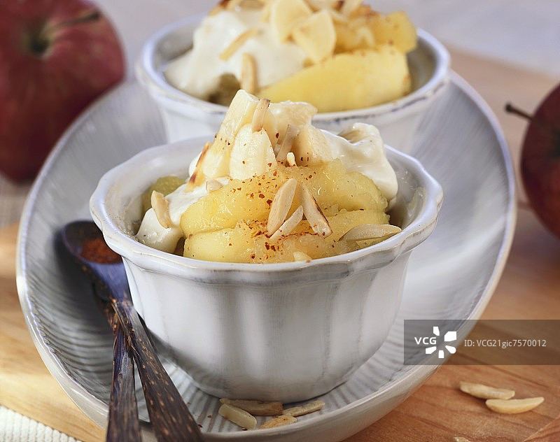 香辣苹果酱配香草奶油图片素材