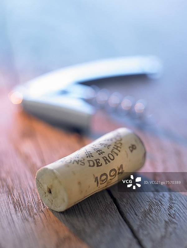 葡萄酒瓶塞和开瓶器图片素材