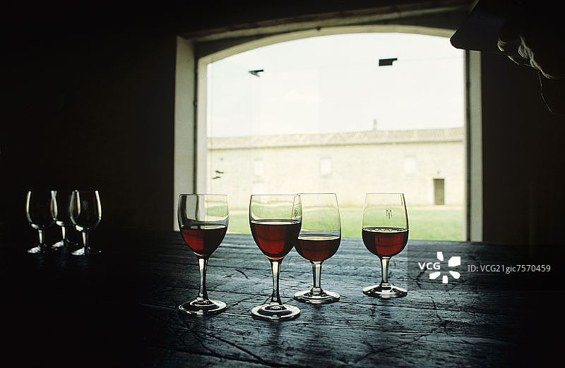 静物：葡萄酒杯、赤霞珠、波尔多（法国）图片素材