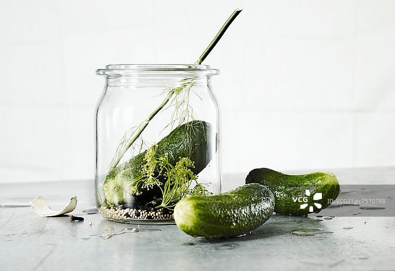 小黄瓜和玻璃罐图片素材