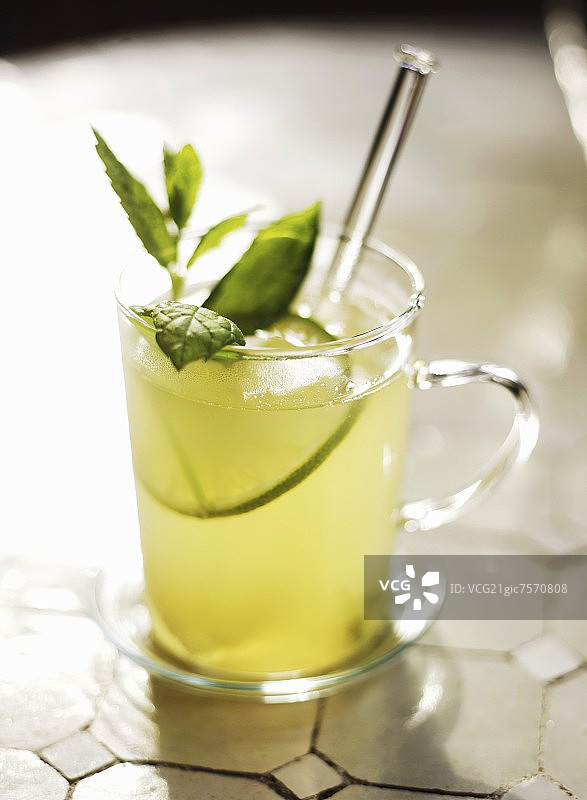 玻璃杯装柠檬薄荷茶（摩洛哥）图片素材