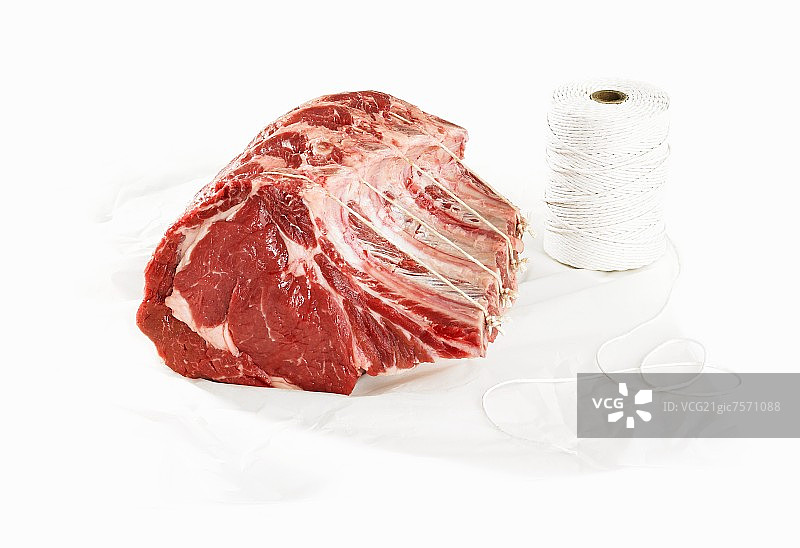 一块带绳子的上等肋排图片素材