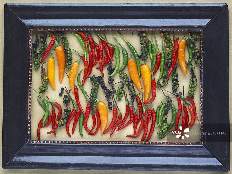 画框里的辣椒和成束的胡椒图片素材