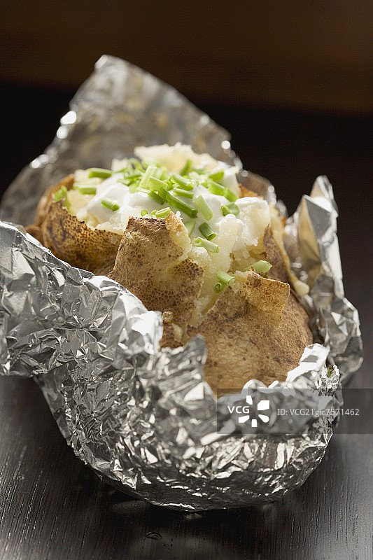 烤土豆配夸克和韭菜图片素材