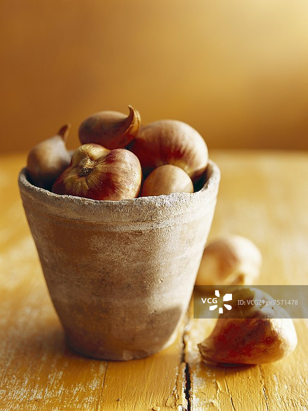 陶罐里的大蒜图片素材