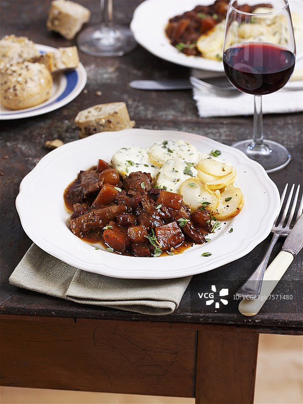 勃艮第红酒炖牛肉配土豆焗烤和一杯红酒图片素材