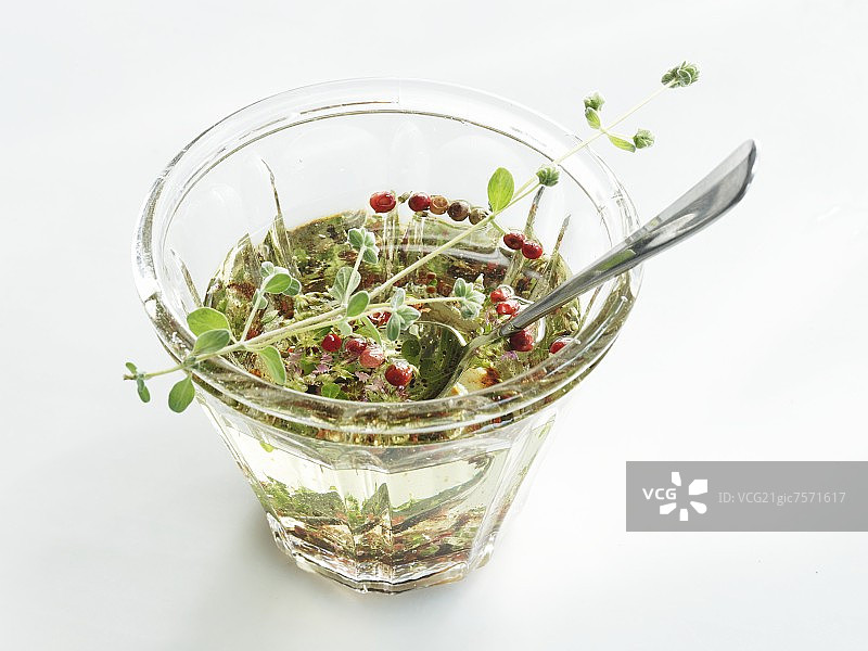 葡萄籽油醋汁配粉红胡椒和香草图片素材