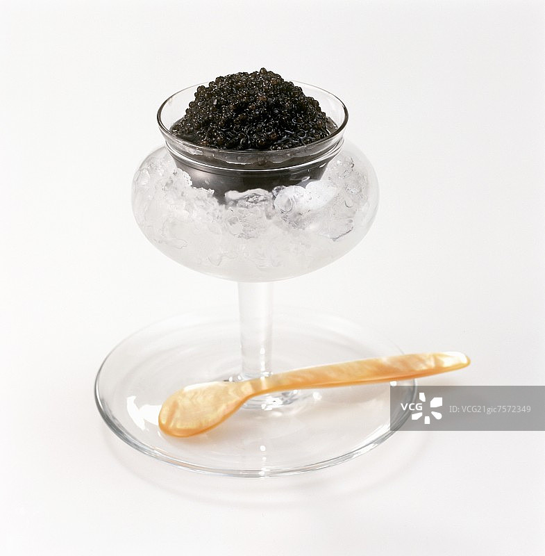 冰镇黑鱼子酱与珍珠勺图片素材