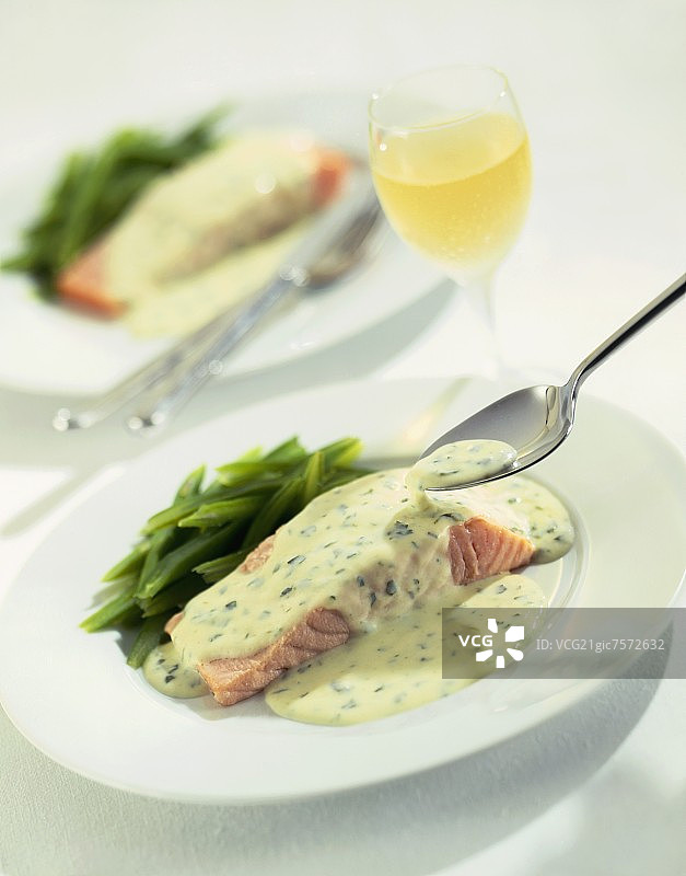 欧芹酱汁配青豆三文鱼排图片素材